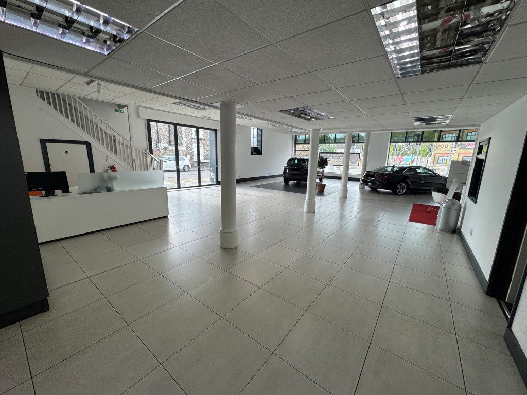 Lot: 82 - FREEHOLD CAR SALES SITE, SHOWROOM & WORKSHOP WITH REDEVELOPMENT POTENTIAL. - Showroom